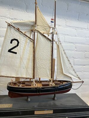 model-pilot-boat