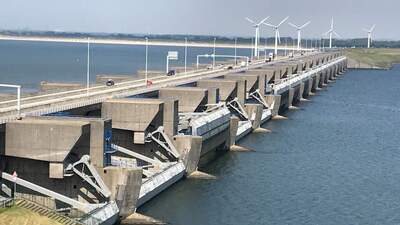 noordzeewater-stroomt-haringvliet-binnen-voordeur-van-europa-is-open